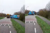 Bezorgbusje rolt twee keer van dijk in Werkendam, want waarom één keer falen als het ook twee keer kan?