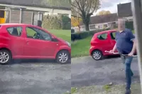 Boze man gaat tekeer op auto