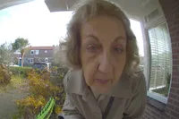 Probeer je probleem van 5 bar op je sluitspier op te lossen, staan er mensen voor de deur