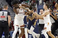 NBA-vechtpartij tussen José Alvarado en Mark Williams inclusief vuistslagen loopt opvallend mild af: slaapgebrek