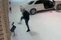 Pas een beetje op met deze vechtmachine: man is serieus boos op vuilnisbak