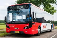 Stadsbus knalt tegen verkeersbord in Nijmegen: meerdere gewonden, weg dicht
