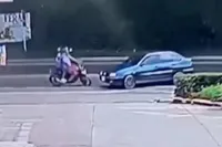 Motorrijders maakt aardige afsprong na aanrijding in het Colombiaanse Ricaurte