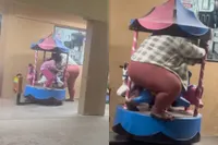 Moeder met nogal wat massa klimt op mini-draaimolen en dat gaat dus een soort van goed…