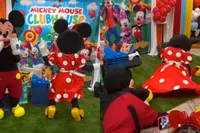 Hood-versie van Mickey en Minnie Mouse laten zien wat ze in huis hebben tijdens kinderfeestje