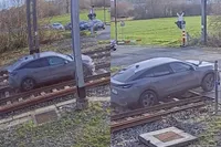 Belgische dingen: Infrabel doet aangifte na gevaarlijk incident, gek rijdt over het spoor in Moeskroen