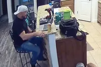 Man sloopt per ongeluk z’n eigen bar tijdens het thuiswerken