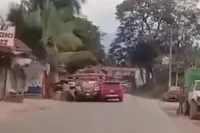 Klapzatte automobilist knalt bus een ravijn in op Inter-American Highway