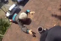 Bejaarde man bungelt van dak in Tampa na val tijdens bladeren blazen: agenten redden hem