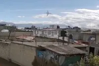 Privéjet met 10 inzittenden stort neer bij Toluca: toestel klapt op magazijn en gaat volledig in vlammen op