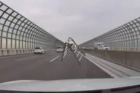 Ladder vliegt van busje en knalt dwars door voorruit op Japanse snelweg