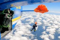 Skydiver bungelt aan vliegtuigstaart na mislukte sprong: video nu lesmateriaal van hoe het níet moet