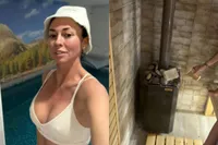 Lekker voor het eerst samen in de nagelnieuwe sauna…