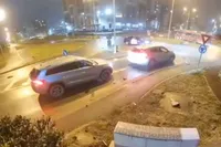 Bestuurder wordt onwel in Roemenië en vliegt met auto dwars over rotonde heen