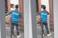 Bezorger laat meer achter dan alleen een pakket