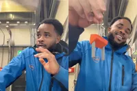 Deze man is niet blij met zijn PostNL kerstpakket