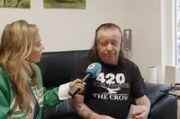 Al dertig jaar thuis op de bank en geen seconde spijt: maak kennis met Ed