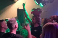 Iemand neemt kip mee naar feest in Oudewater