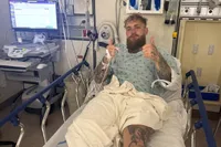 Jake Paul laat weten dat operatie is geslaagd na brute knock-out: “Kaak was serieus naar de klote”