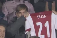 Jong Ajax-speler Mark Verkuijl brengt emotioneel eerbetoon aan overleden vriendin (21)