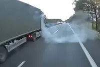 Klapband, trucks ontsnappen ternauwernood