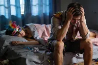 Man gaat naar gemaskerd feestje op vakantie en wordt 's ochtends wakker naast zijn schoonmoeder