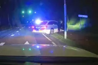 Politie jaagt Porsche met 250 km/u over A73, achtervolging eindigt in lantaarnpaal (video)