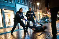 Politie moet meerdere keren taser inzetten bij arrestatie in Oldebroek: beelden gaan viraal