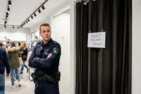 Rotterdams stel gaat véél te gezellig in pashokje — winkelier belt politie