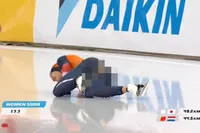 Suzanne Schulting valt tijdens World Cup 2025 en nu weet iedereen wat ze onder haar schaatspakje draagt