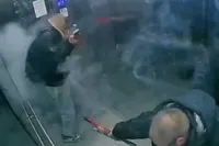 Twee ‘slimme’ Russen steken vuurwerk af in lift en ontdekken waarom dat een héél slecht idee is