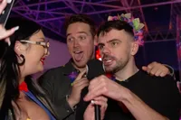 Youtuber Frank Slotta en gamer Don Kaaklijn laten zich in hun gezicht tuffen op de Kamasutrabeurs