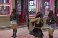 Austin actie: Meid slaat andere meid KO recht voor de politie en dat eindigt in een FAFO-momentje