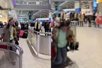 Lisa is aangekomen op Schiphol en laat dat gelijk even aan iedereen en z’n alle moer weten ook
