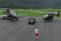Batmobile die vuur spuugt, privéjet en helikopter: Neymar verwezenlijkt zijn Batman-natte droom