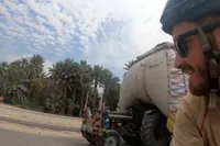 Pakistan en haar Pakistaanse dingen: tractor verandert in rijdende flat op snelweg Karachi