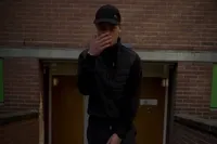 Rapper O’tje doet wat rappers doen tijdens oudjaarsfeest, gemeente Alkmaar schrikt zich helemaal het leplazarus