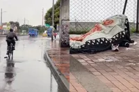 Dakloze gast in Colombiaanse hoofdstad Bogotá probeert ‘warm te blijven’