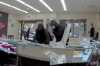 Juwelier geramd met Nissan bij smash-and-grab in Californië: politieachtervolging eindigt in meerdere crashes