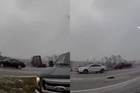 Winterweer laat zich gelden: vrachtwagen en pick-up storten van dezelfde brug