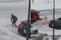 Moscoviet graaft deelauto uit, maar Rusland doet Rusland-dingen en begraaft ’m meteen weer