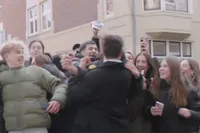 Anti-PVV-demo loopt uit de hand: dit zijn de beelden van de aanval op Bender in Delft