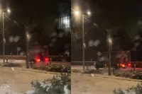 Bezorger van de Albert Heijn geniet ook van het winterse weer