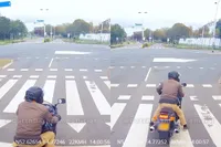 Gaat maar net goed: motorrijder in Alkmaar ontdekt de dode hoek