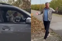 John de Bever staat aan de kant te bellen in zijn auto en wordt daarna uitgescholden