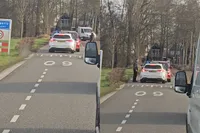 Eigenwijs mannetje rijdt lesauto klem en veroorzaakt complete verkeerschaos in Dinxperlo