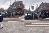 Ondertussen in Amsterdam Osdorp: mensen trots op hun scooter en laten deze ook zien