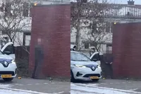 Ondertussen in Dordrecht: parkeerboa parkeert auto om wild te plassen
