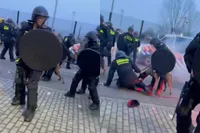 Hond kan naar Specsavers, zet zijn tanden in agent tijdens rellen tussen hooligans Heracles en FC Twente