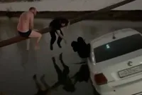 Moeder en kind gered uit zinkende auto in kanaal van Machatsjkala